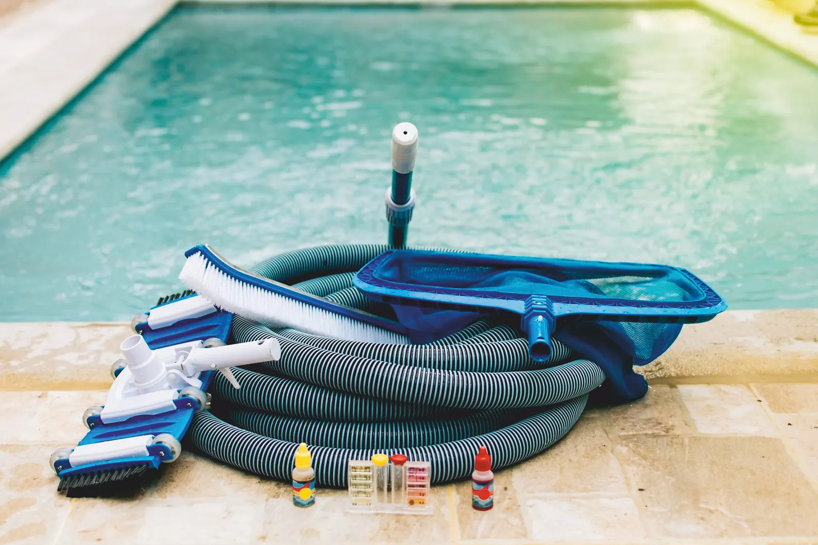 Manual pool cleaning kit